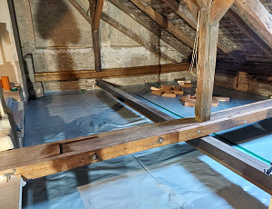 Zateplení stropu řadového domu pomocí foukané izolace